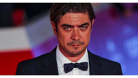 Riccardo Scamarcio si racconta a «Belve»: «La droga la conosco bene, ho provato quasi tutto»