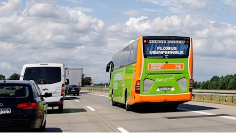 Viaggio da incubo su Flixbus per un 19enne: Lasciato in strada sulla tangenziale di Bologna