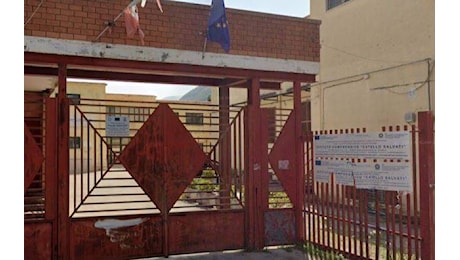 Castellammare, caos a scuola, docente aggredita e minacciata: istituto blindato