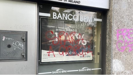 Corteo pro Pal a Milano, scritta contro Meloni sulla vetrina di una banca: “Spara a Giorgia”