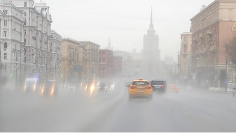 Media, almeno due morti a Mosca per il maltempo