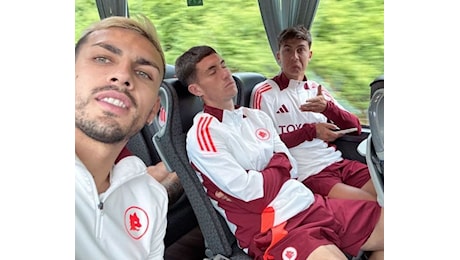 Soulé si addormenta sul bus, Dybala e Paredes scherzano: È stanco? (FOTO)