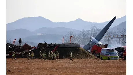 Corea sotto choc, aereo si schianta contro un muro e prende fuoco durante l'atterraggio: 85 vittime