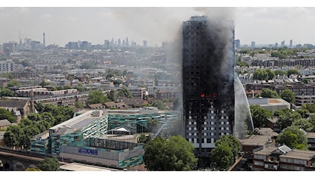 Incompetenza e disonestà: tutti i colpevoli dell’incendio alla Grenfell Tower di Londra