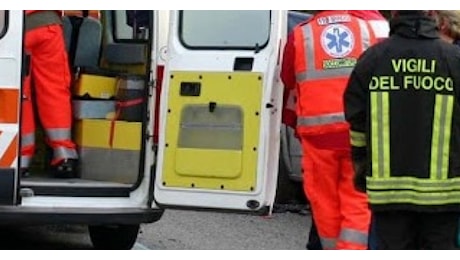 Tragico incidente, esce di strada con l'auto e sfonda il guard-rail precipitando nella via sottostante: morto un 70enne