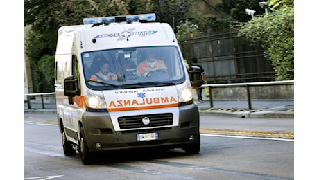 Automobile si schianta contro un albero a Milano: grave un ragazzo di 22 anni