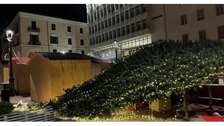 Tempesta in Sardegna, danni in tutta l’Isola | A Sassari cade l’albero di Natale