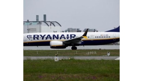 Si accendono spie in volo, aereo Ryanair da Brindisi a Londra torna indietro dopo 40 minuti