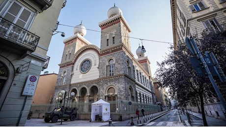 Fiaccolata, musiche e acquerelli, così la comunità ebraica di Torino ricorda la strage subita un anno fa