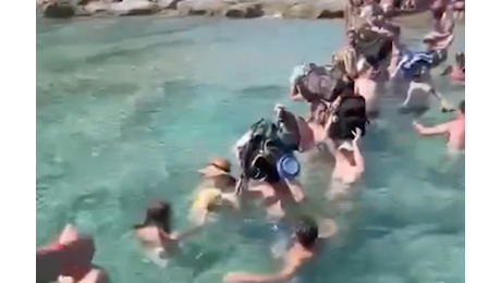 A Creta niente molo contro il turismo di massa, i turisti costretti a raggiungere la spiaggia con gli zaini in testa - Il video