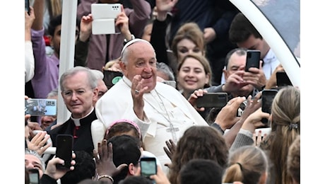 Il Papa: basta guadagni con la morte. Preghiamo per la pace