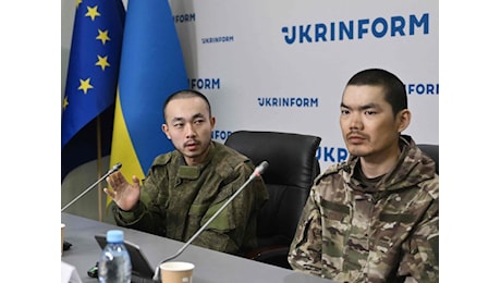 I due soldati cinesi catturati in Ucraina: «Non volevamo finire al fronte. I russi ci hanno mentito»