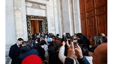 Giubileo 2025, a Roma mezzo milione di pellegrini hanno varcato la Porta Santa in Vaticano