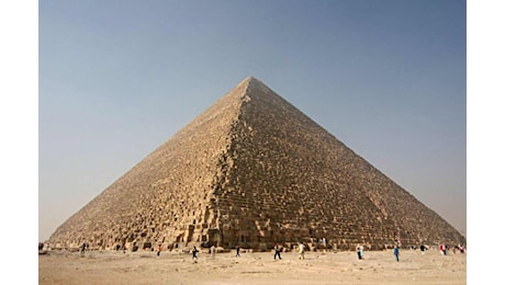 Cos’è questa storia del cane sulla piramide di Giza e come mai tutti ne parlano? Genesi di una notizia virale