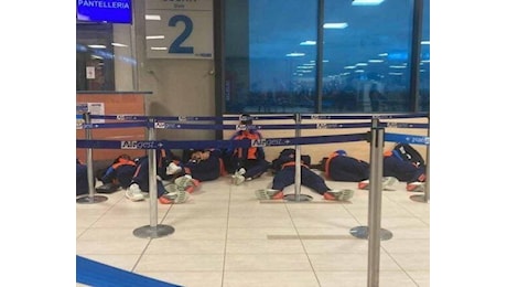 FOTO | Disavventura per la Juve Next Gen: i bianconeri dormono in aeroporto a Trapani