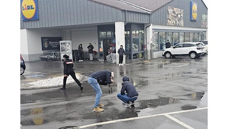 Donna accoltellata nel parcheggio di un supermercato a Seriate: «È stato mio marito». Fermato l'aggressore