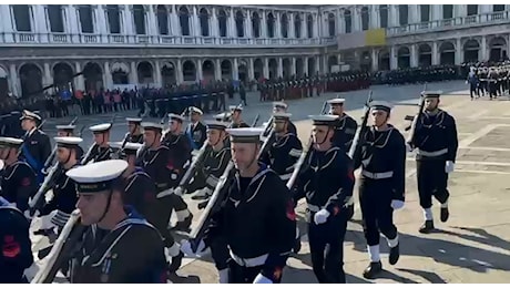 Mattarella a Venezia, la festa delle Forze Armate in piazza San Marco. La nave della Marina spara 21 salve di cannone VIDEO