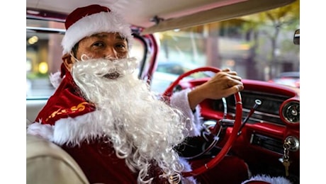 Fermata a un posto di blocco la slitta di Babbo Natale: per il nuovo codice della strada non era in regola