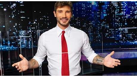 Affari Tuoi, gioca Babbo Natale ma a rubare la scena è la fotografa e il consueto bacio con Stefano De Martino