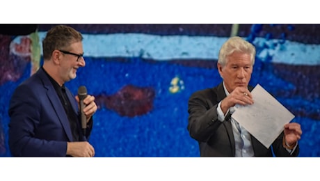 Richard Gere ha perso con Salvini ma straparla: Non vede la sofferenza. Poi da Fazio ci ripensa