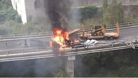 Camion prende fuoco sulla Statale, il conducente muore carbonizzato