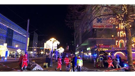 Auto sul mercatino di Natale in Germania fa strage, 11 morti e 60 feriti nell'attentato: fermato un saudita