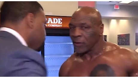 Mike Tyson, momento imbarazzante durante l'intervista: il video virale