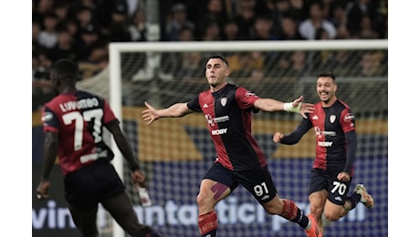 Prima vittoria del Cagliari: batte il Parma e lascia l’ultimo posto in classifica