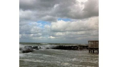 Vento forte e mareggiate: allerta meteo arancione sulle coste