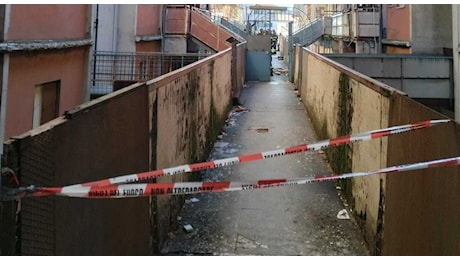 Napoli, crollano calcinacci alla Vela Rossa di Scampia: vigili del fuoco sul posto. Nessun ferito