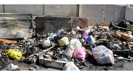 Palermo, incendiata la spazzatura rimasta in strada