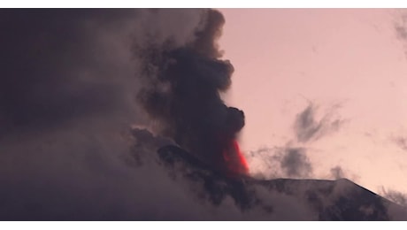 Eruzione Etna, fontane di lava dal cratere, pioggia di cenere e lapilli su Catania, aeroporto chiuso fino alle 15, voli cancellati - VIDEO