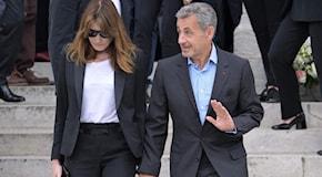 Parigi, Carla Bruni potrebbe essere incriminata per lo scandalo che ha travolto il marito ed ex presidente Sarkozy