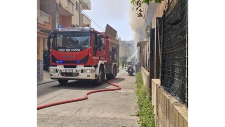 Reggio, incendio in un capannone: evacuati i residenti dell'area