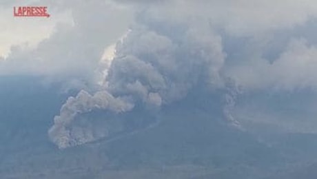 Indonesia, nuova eruzione del vulcano Lewotobi Laki Laki: colonne di cenere alte 10 chilometri