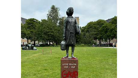 ANTISEMITISMO – Propal imbrattano la statua di Anne Frank