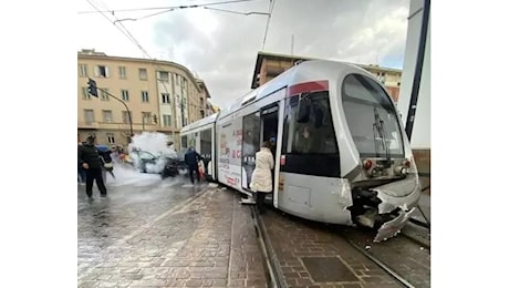 Scontro con un’auto a Firenze, deraglia tram della linea T2