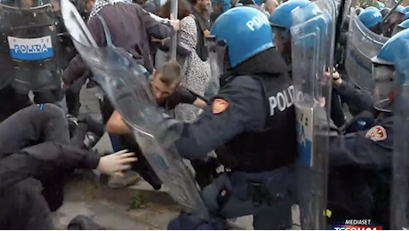 Milano, tensioni al corteo pro Palestina: scontri fra manifestanti e polizia, diversi fermati