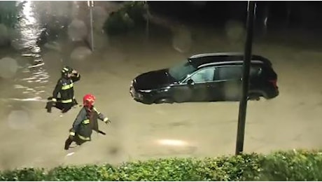 Rimangono bloccati in auto nella strada diventata un fiume, salvati