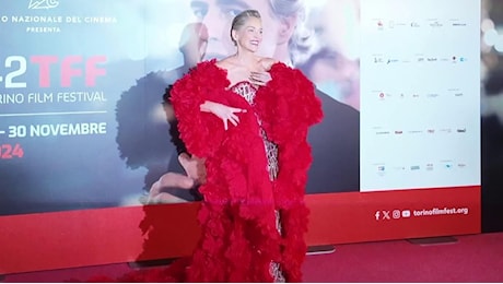 Sharon Stone guida la parata di star sul red carpet del Torino film festival