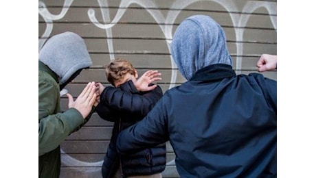 Ragazzino autistico costretto a spogliarsi, picchiato e insultato: nei guai tre compagni di classe