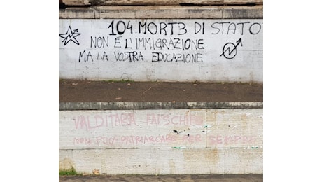 Al ministero dell'Istruzione scritte con simboli anarchici e stella a 5 punte contro Valditara