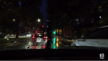 Cronaca meteo diretta - Nuova giornata di maltempo, piove su Milano: il camera car - Video