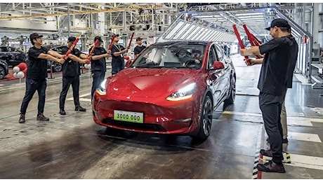 Tesla, vendite record in Cina ma è guerra dei prezzi. Super sconti come Apple per fronteggiare la concorrenza locale