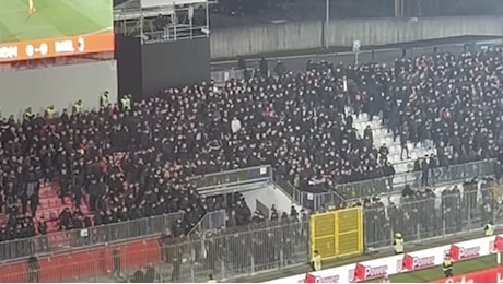 Gli ultras del Milan lasciano lo stadio di Monza: cosa è successo