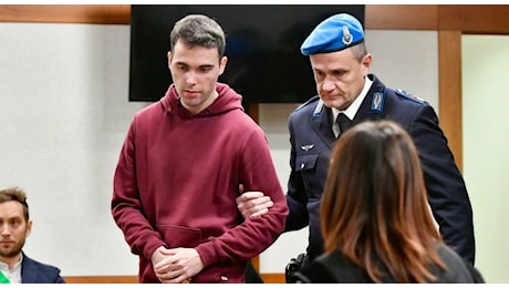 Filippo Turetta, in aula con la felpa rossa (colore della lotta alla violenza contro le donne). Al via il processo, Gino Cecchettin non è in aula