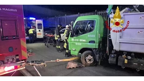 Operaio muore sul lavoro a Milano, è rimasto schiacciato tra il suo mezzo e un'auto