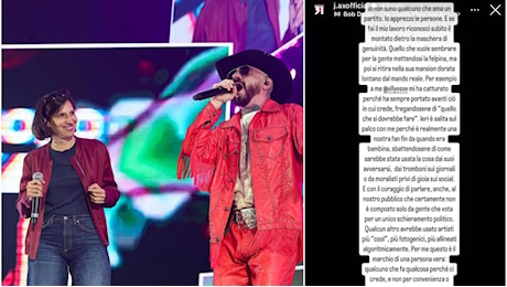 Elly Schlein sul palco con gli Articolo 31, J Ax: “Porta avanti quello in cui crede ed è una nostra fan. La musica è politica”