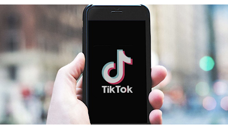 È come il farabutto del quartiere, sta prendendo in ostaggio i nostri figli: l'Albania blocca TikTok per un anno