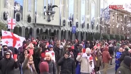 Georgia: si insedia presidente Kavelashvili, proteste davanti al Parlamento a Tbilisi